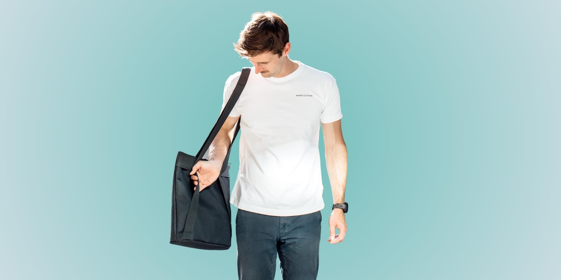 Mann mit minimalistischer Rucksack-Tasche